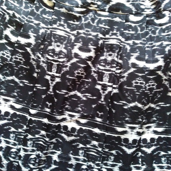 J Crew Black White Abstract print pleated skirt, size 4 - Picture 2 of 9